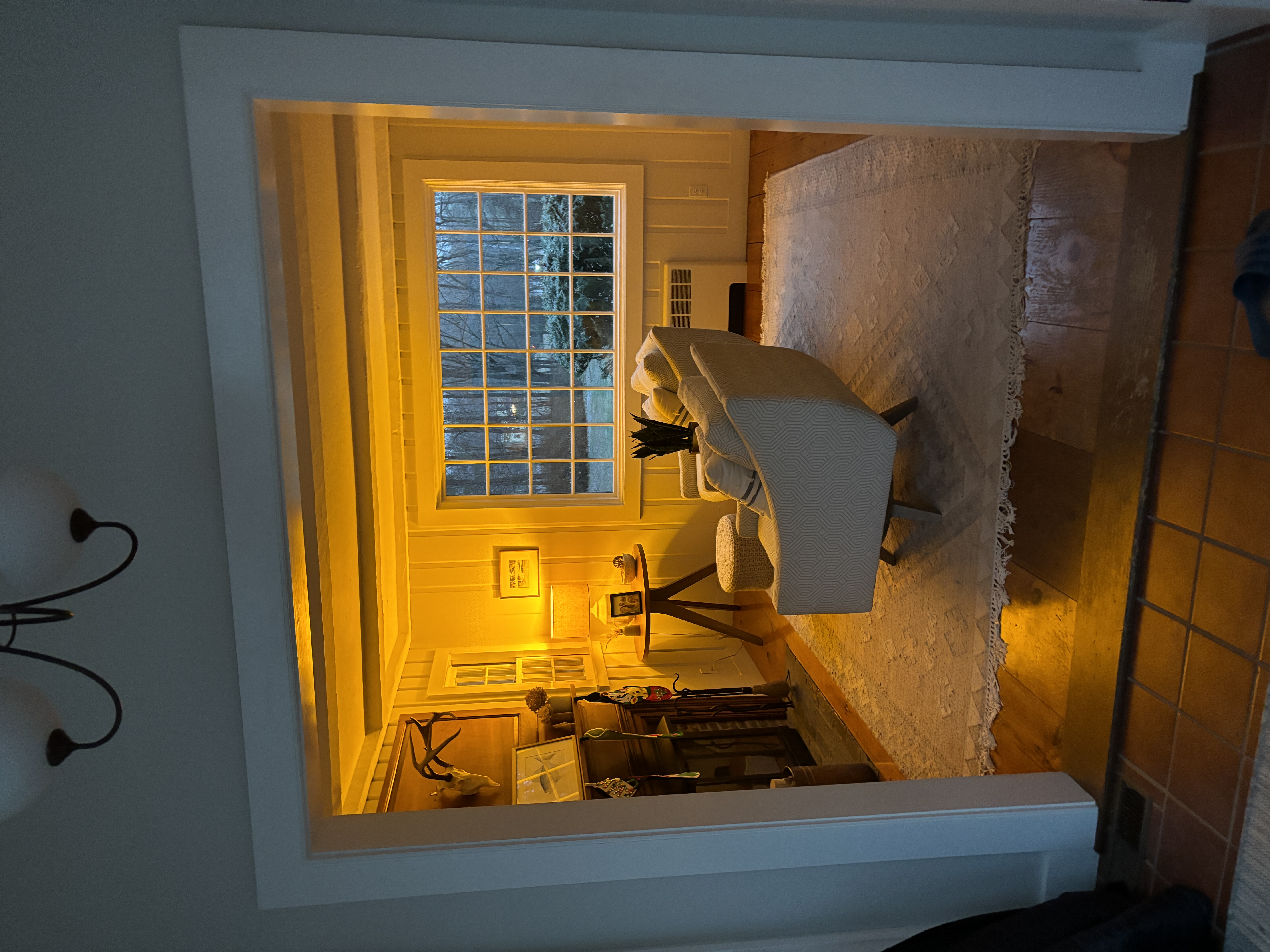 Circadian-friendly evening lighting using warm amber light bulbs in a living room.